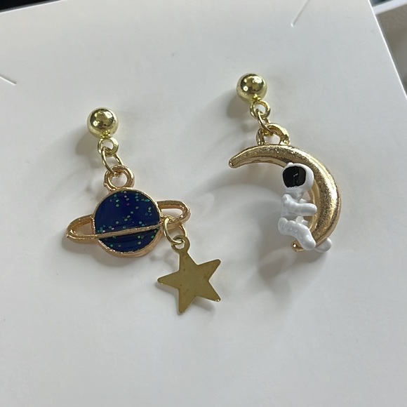 💕Super Cute Mixed Metals Planet & Astronaut Fashion Earrings💕 - Picture 4 of 6